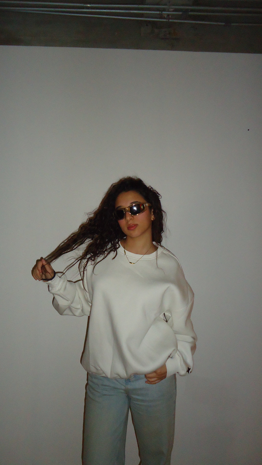 WHITE CREWNECK.